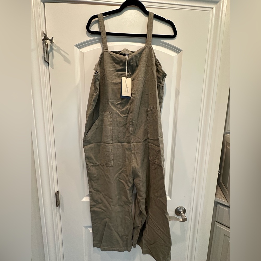 Universal thread-jumpsuit/pantsuit/cropped